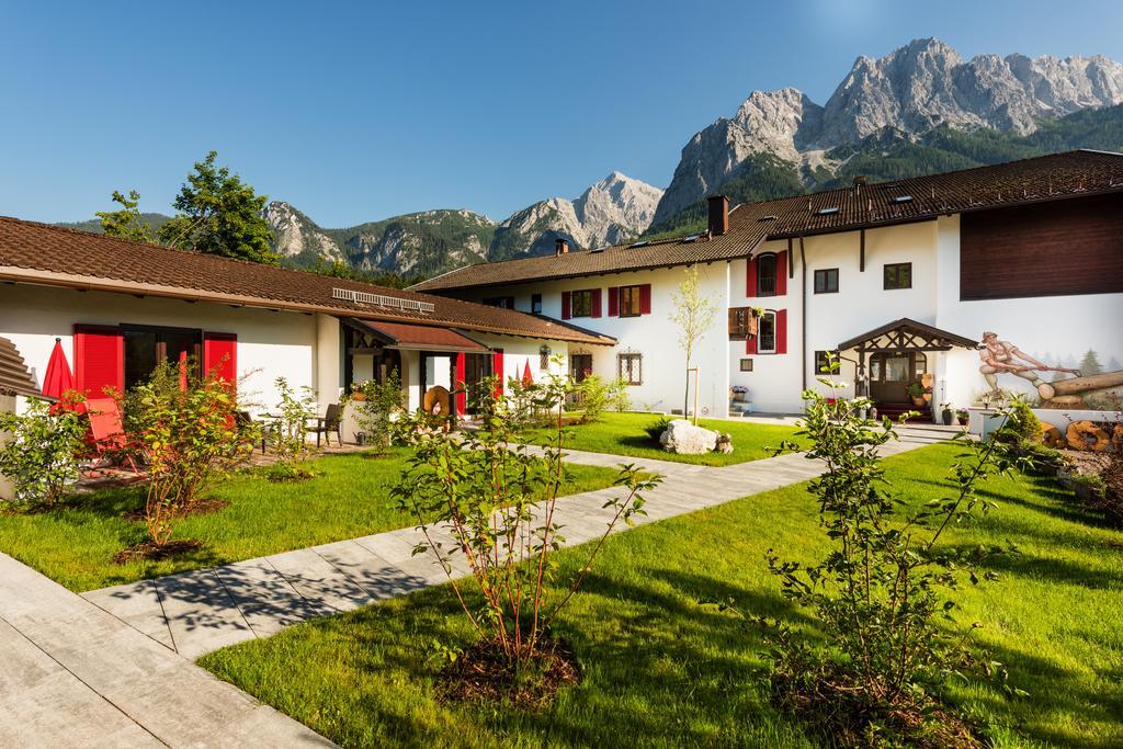 Bayern Resort Hotel - Adults Only - Mit Zugspitzblick - Eibsee-Naehe - Wellnessbereich - Naturpool Im Sommer Grainau Kültér fotó